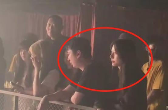 吃瓜网红两字网名女,揭秘网络红人的甜蜜与苦涩  第2张